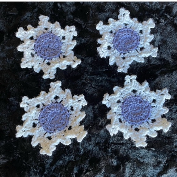 NWT crocheted periwinkle, purple center, snowflake coasters set of four - Picture 4 of 4